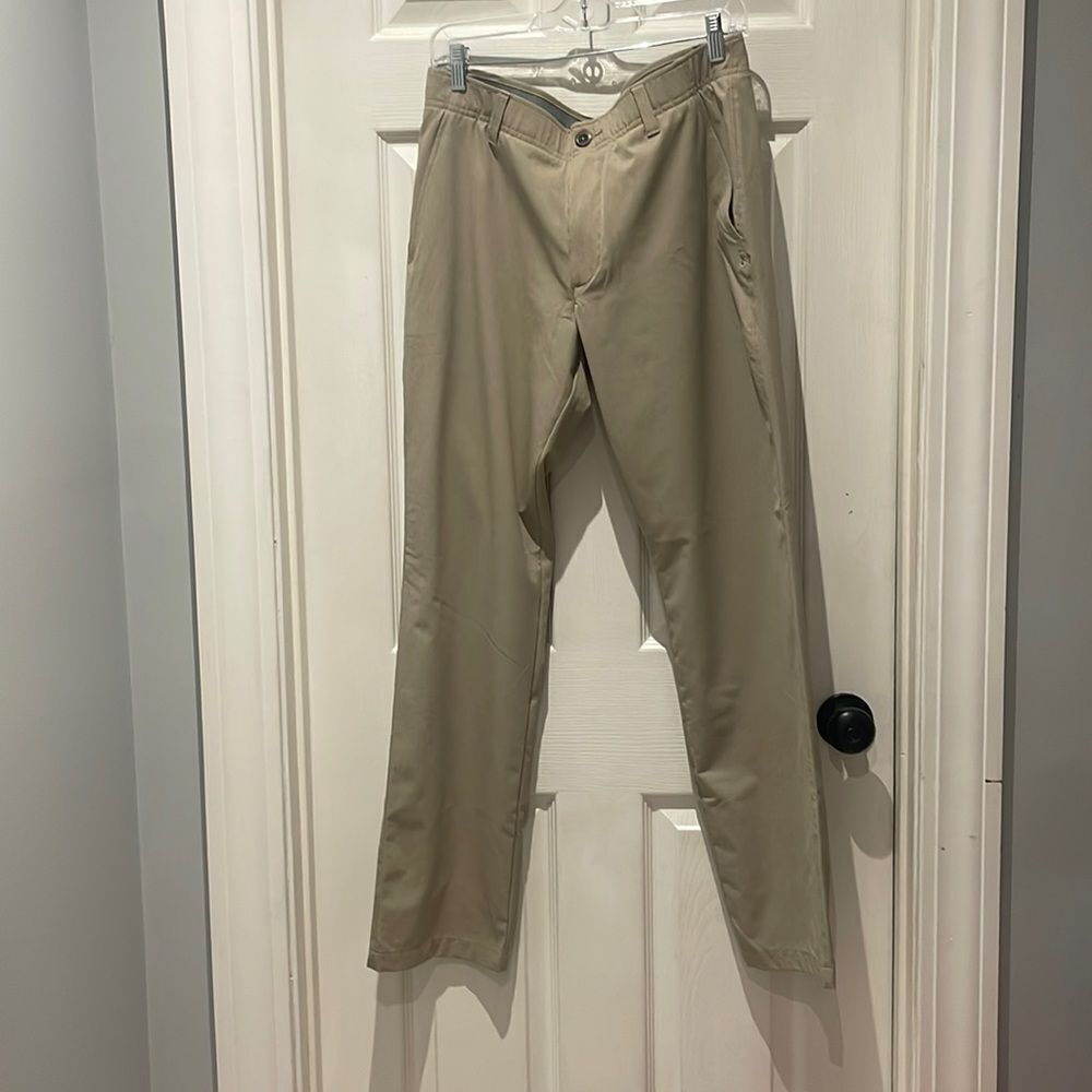 Under Armour golf khakis SZ 34X32 athletic pants